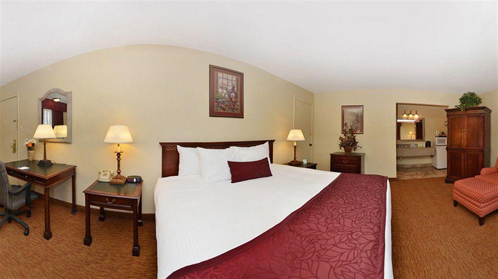 Western Pine Springs Hotel